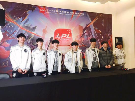 次目睹她的 次目睹她的